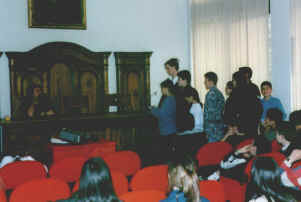 ragazzi domandano all'autore